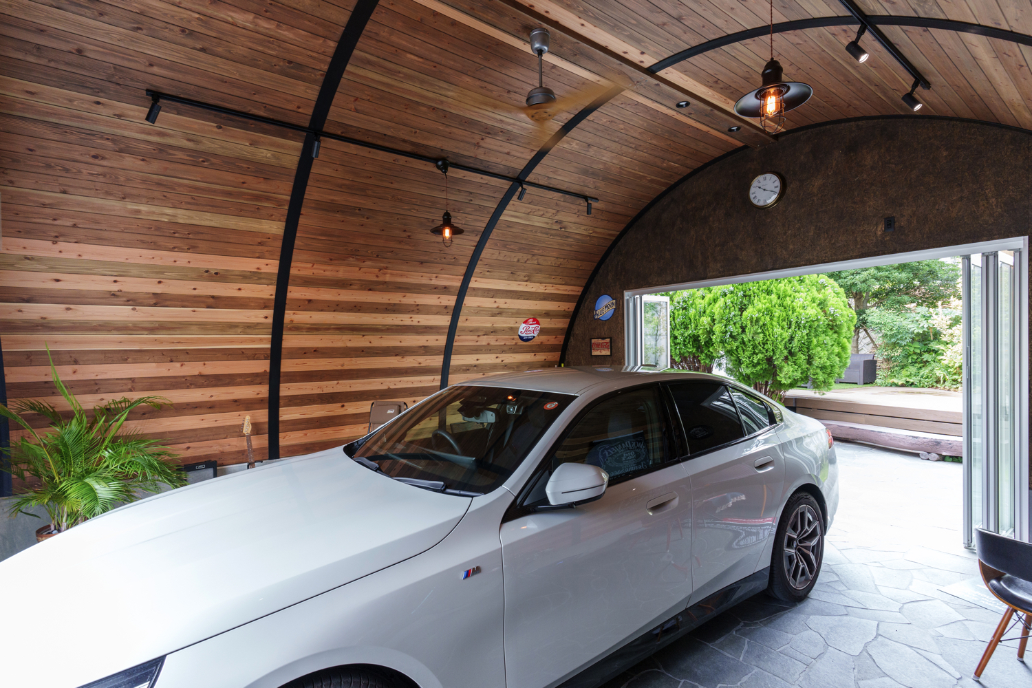 大阪の倉庫兼ガレージ建設 鉄と木が調和するスチールアーチ イメージ2