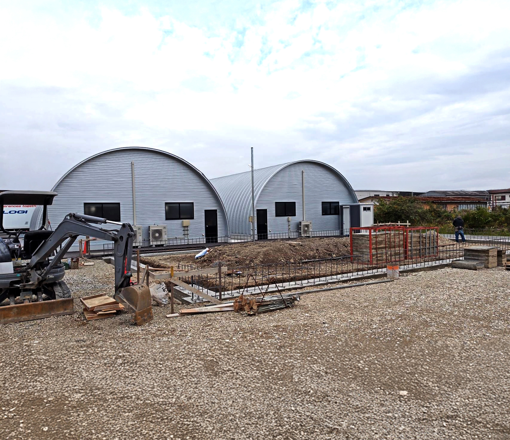 三重県伊勢市で3棟目のスチールアーチ建設開始｜倉庫基礎工事が順調に進行