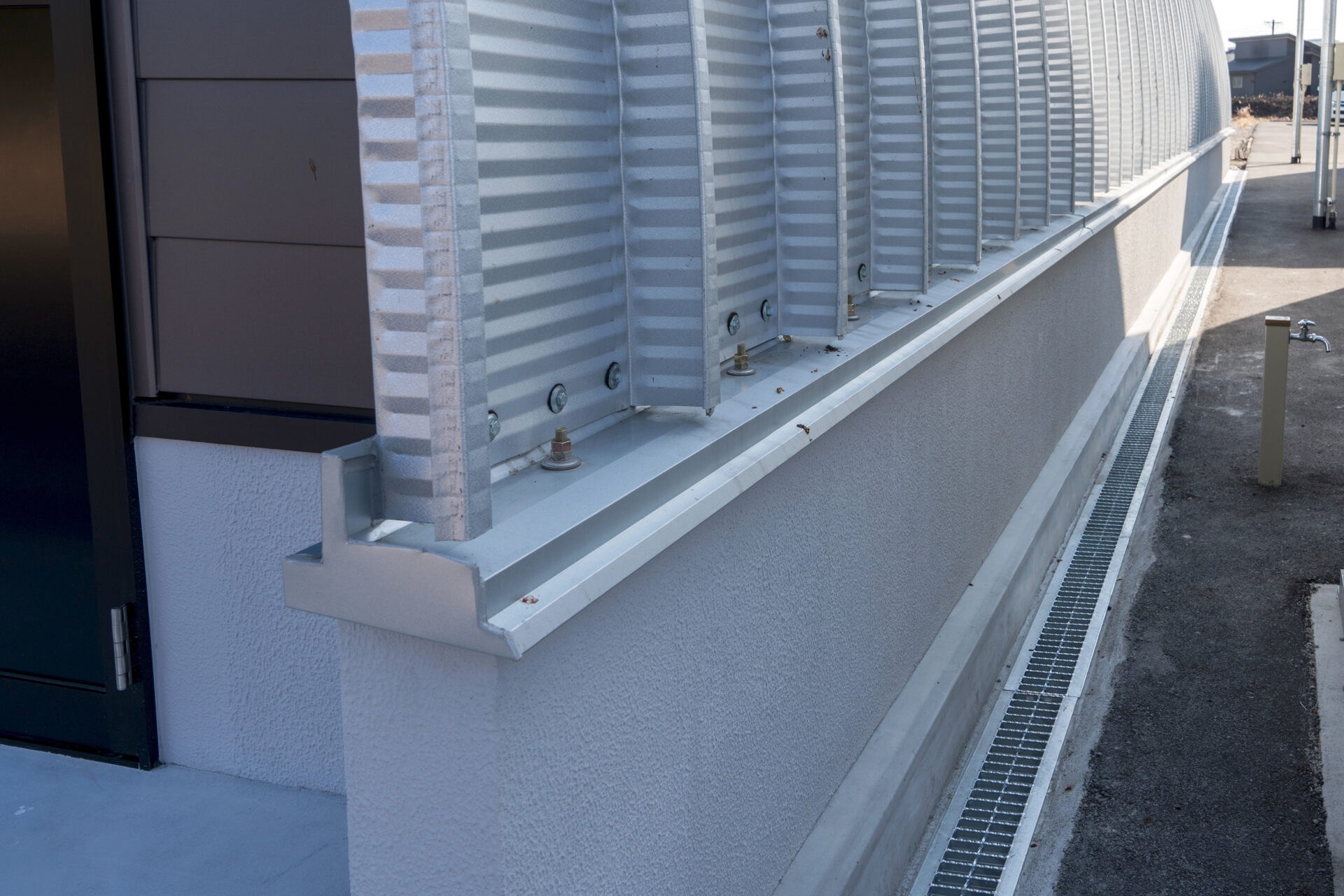 スチールアーチ倉庫の増築事例｜短工期・低コストで実現した間口10m×奥行20mの大空間 イメージ2