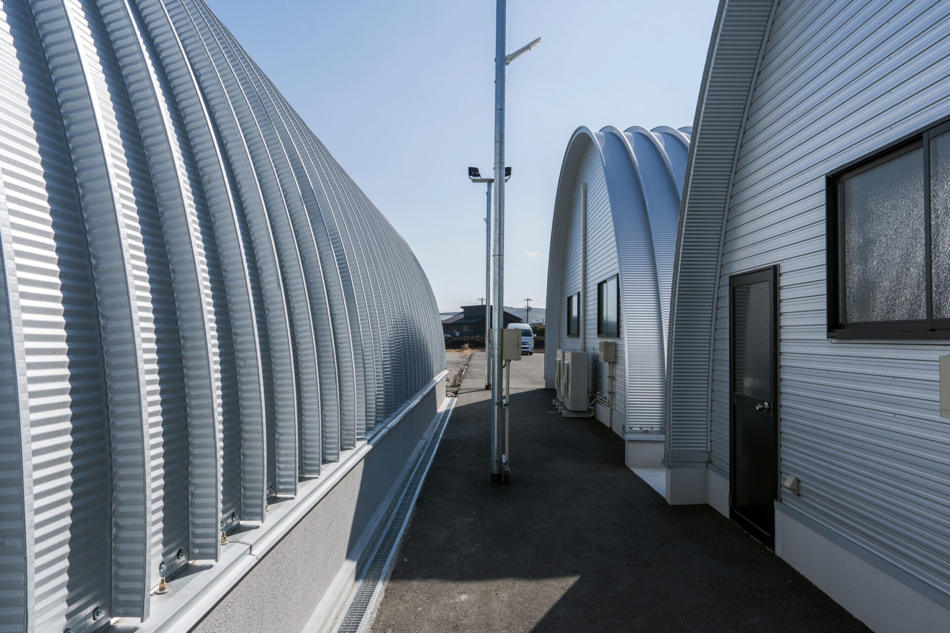 スチールアーチ倉庫の増築事例｜短工期・低コストで実現した間口10m×奥行20mの大空間 イメージ4