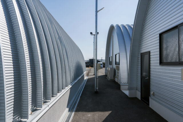 スチールアーチ倉庫の増築事例｜短工期・低コストで実現した間口10m×奥行20mの大空間 イメージ4