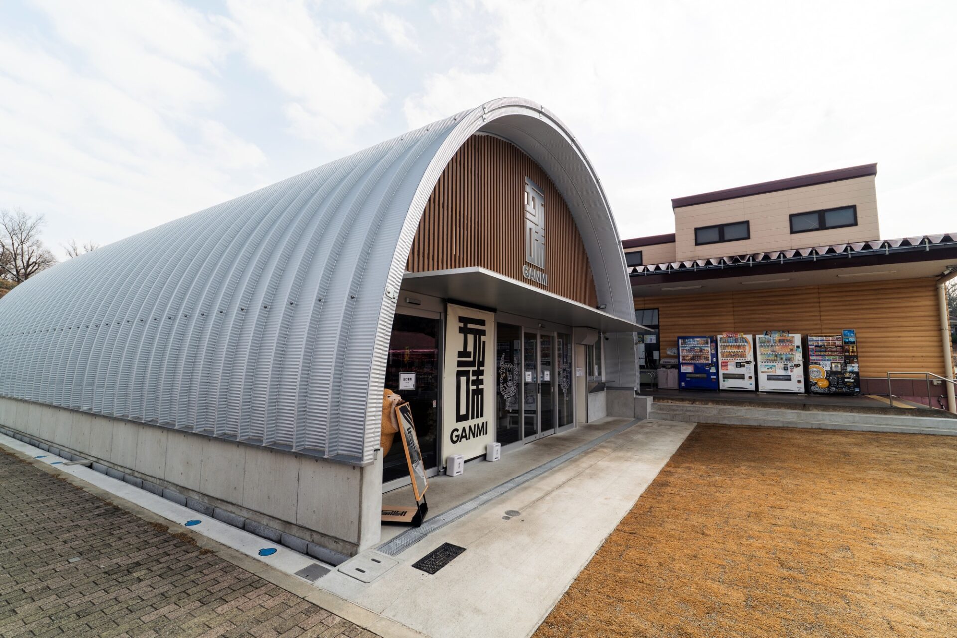 スチールアーチ店舗施工事例｜道の駅の精肉店で採用された無柱大空間と高断熱店舗建築 イメージ6