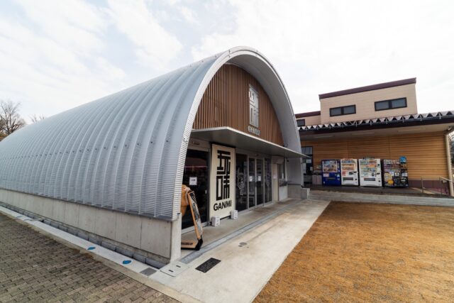 スチールアーチ店舗施工事例｜道の駅の精肉店で採用された無柱大空間と高断熱店舗建築 イメージ6