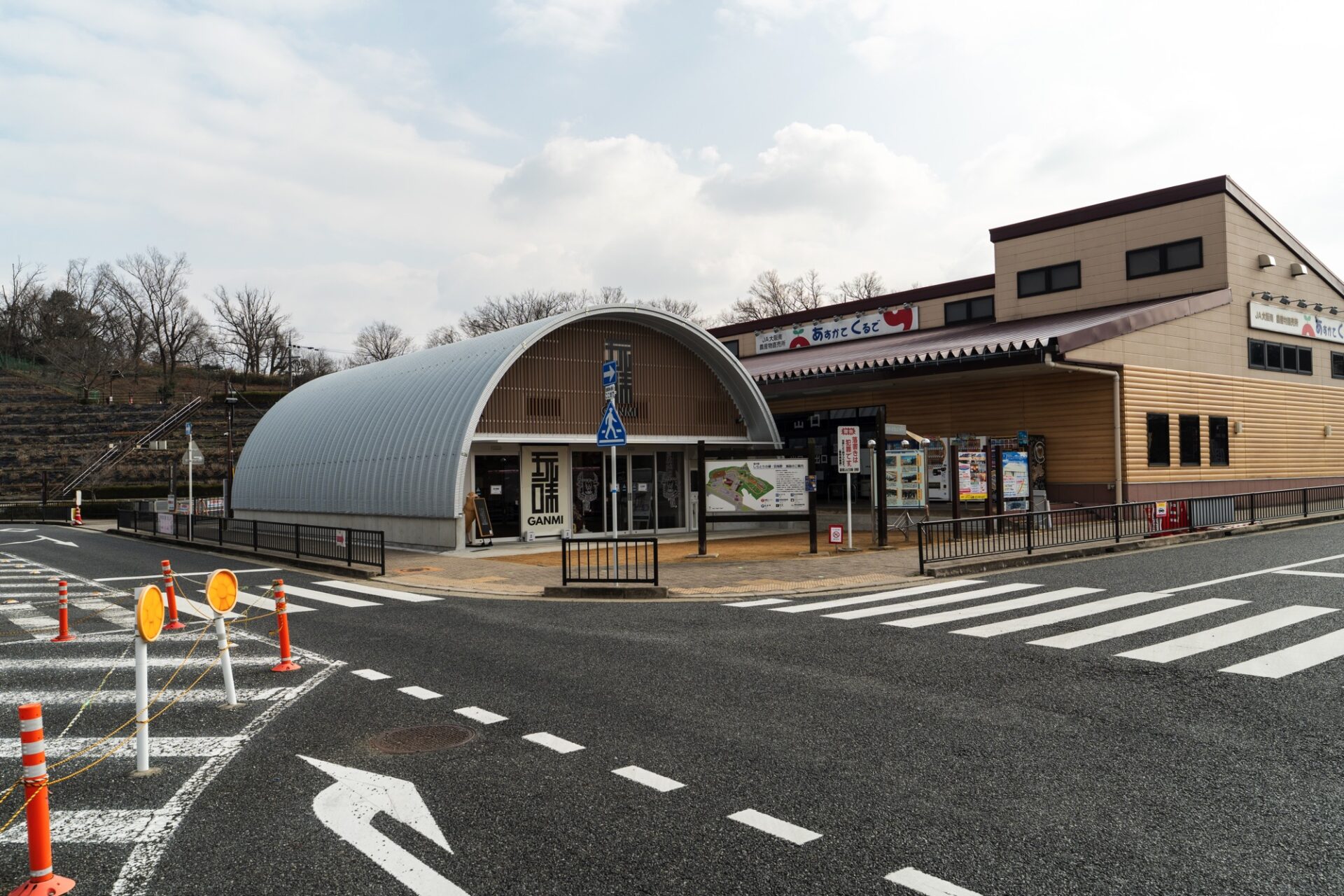 スチールアーチ店舗施工事例｜道の駅の精肉店で採用された無柱大空間と高断熱店舗建築 イメージ17