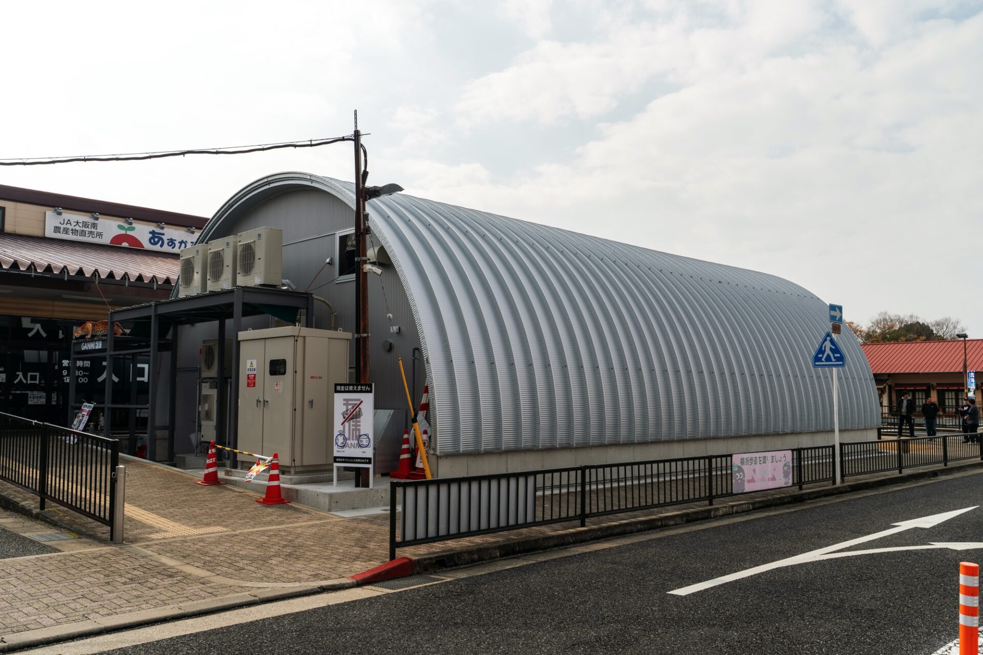 スチールアーチ店舗施工事例｜道の駅の精肉店で採用された無柱大空間と高断熱店舗建築 イメージ8