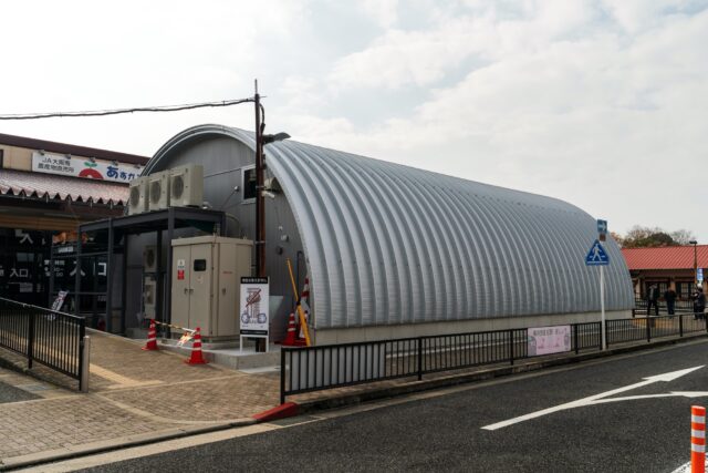 スチールアーチ店舗施工事例｜道の駅の精肉店で採用された無柱大空間と高断熱店舗建築 イメージ8