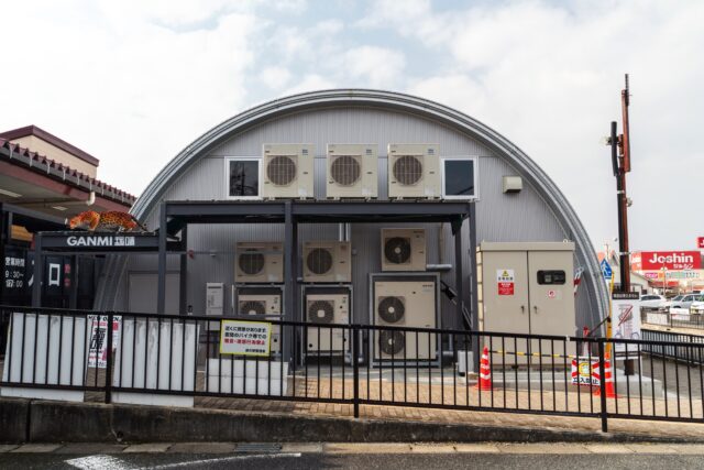 スチールアーチ店舗施工事例｜道の駅の精肉店で採用された無柱大空間と高断熱店舗建築 イメージ12