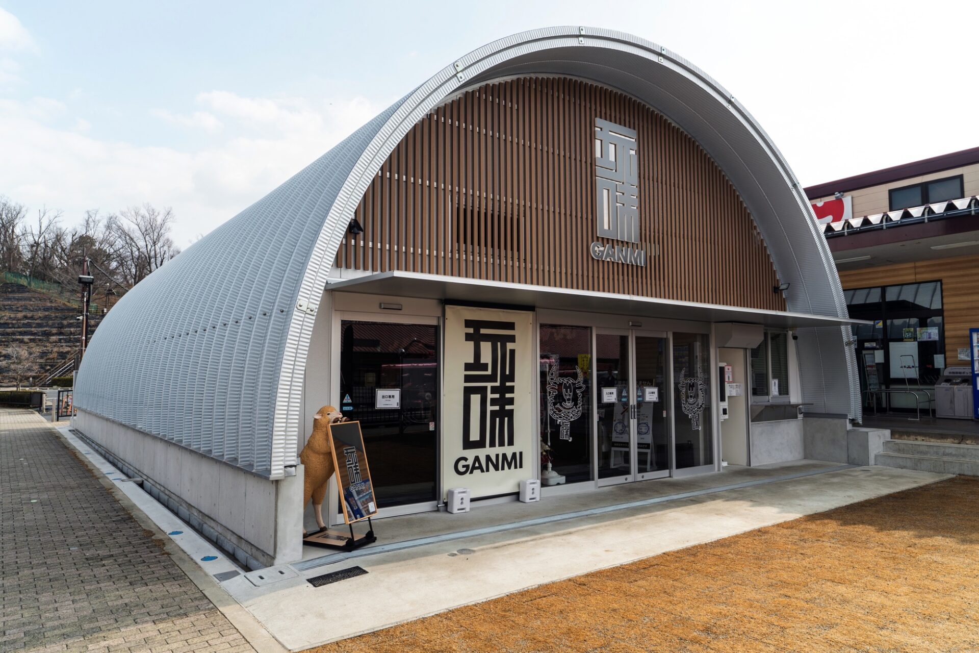 スチールアーチ店舗施工事例｜道の駅の精肉店で採用された無柱大空間と高断熱店舗建築 イメージ3