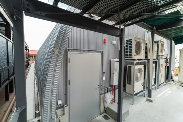 スチールアーチ店舗施工事例｜道の駅の精肉店で採用された無柱大空間と高断熱店舗建築 イメージ13