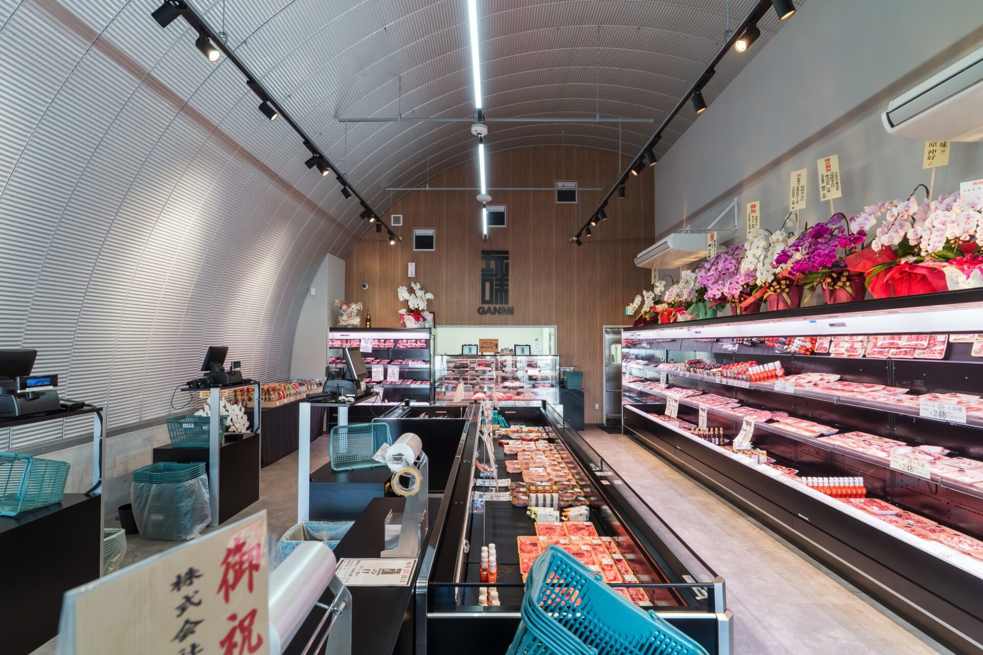 スチールアーチ店舗事例｜大阪府羽曳野市 道の駅店舗で実現した柱なし10m空間 イメージ