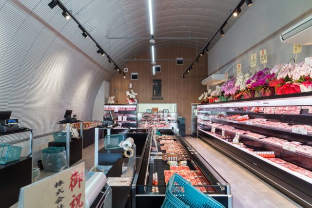 スチールアーチ店舗事例｜大阪府羽曳野市 道の駅店舗で実現した柱なし10m空間 イメージ1