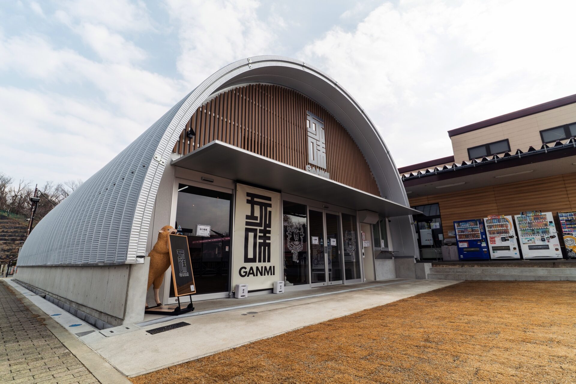 スチールアーチ店舗施工事例｜道の駅の精肉店で採用された無柱大空間と高断熱店舗建築 イメージ5