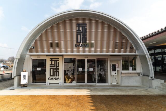 スチールアーチ店舗施工事例｜道の駅の精肉店で採用された無柱大空間と高断熱店舗建築 イメージ1