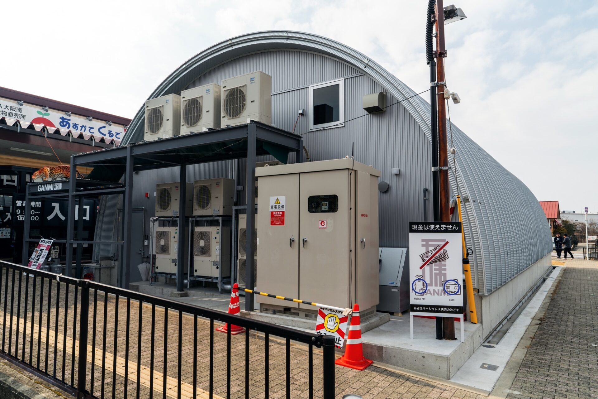 スチールアーチ店舗施工事例｜道の駅の精肉店で採用された無柱大空間と高断熱店舗建築 イメージ9